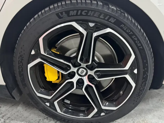 Xiaomi SU7 — Фото автомобиля 19