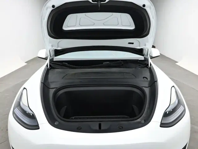Tesla Model Y — Фото автомобиля 17