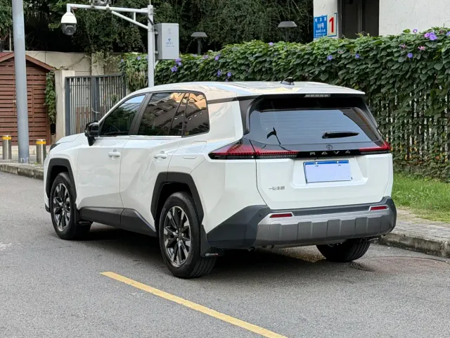Toyota RAV4 — Фото автомобиля 9