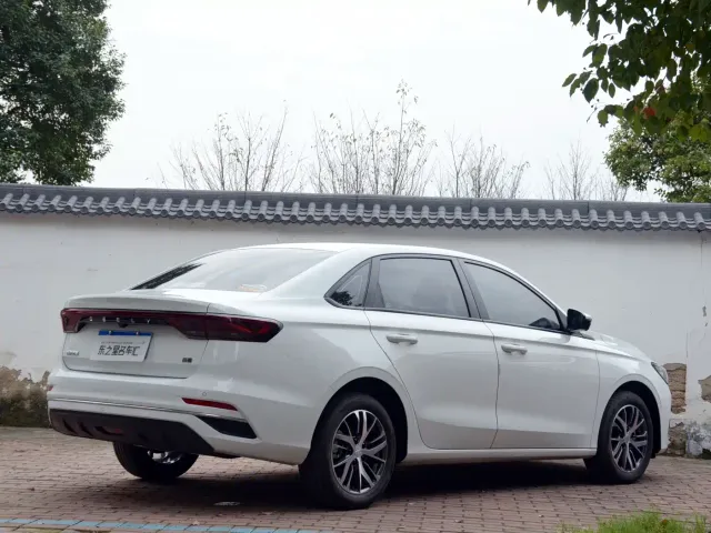 Geely Emgrand — Фото автомобиля 8