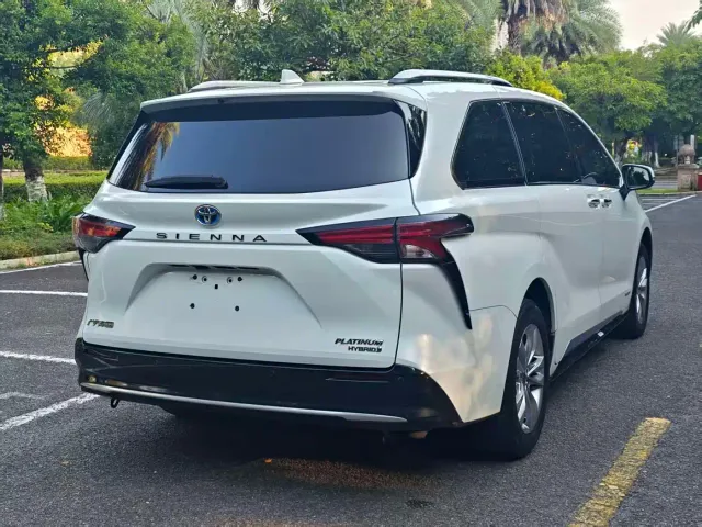 Toyota Sienna — Фото автомобиля 7