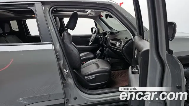Jeep Renegade — Фото автомобиля 22