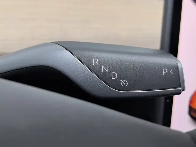 Tesla Model Y — Фото автомобиля 13