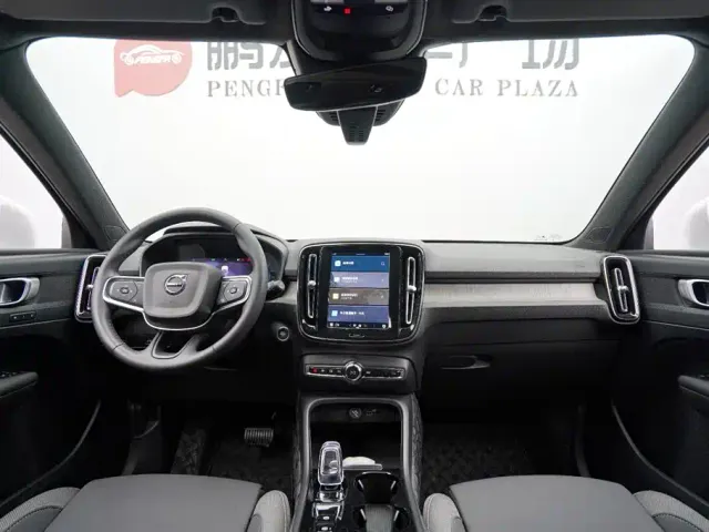 Volvo XC40 — Фото автомобиля 10