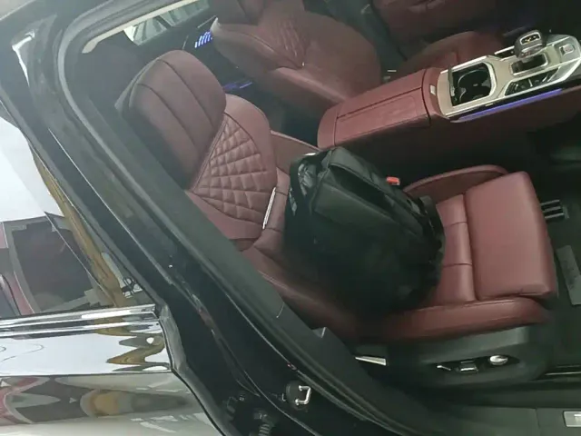 Hongqi E-HS9 — Фото автомобиля 24