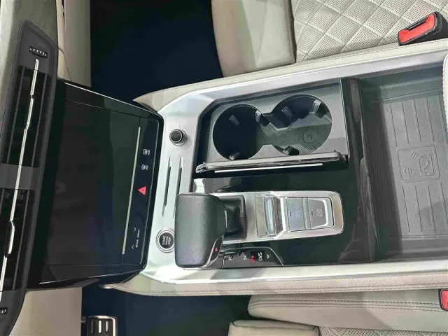 Audi Q6 — Фото автомобиля 11