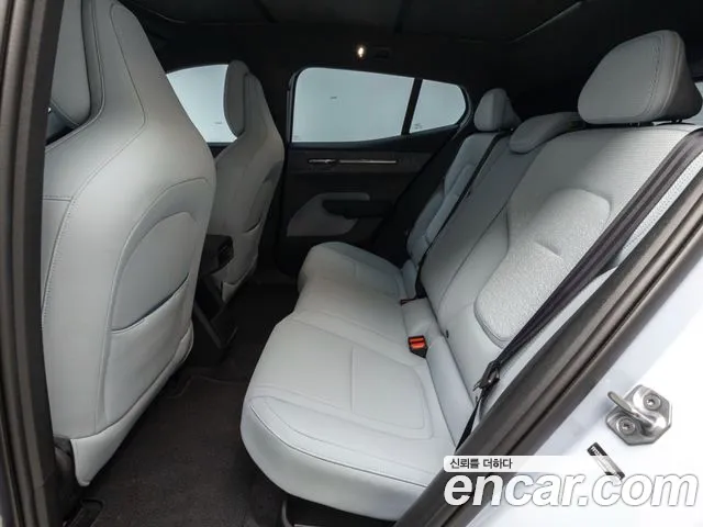 Volvo EX30 — Фото автомобиля 12