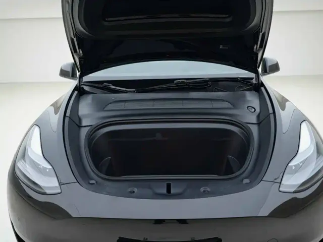 Tesla Model Y — Фото автомобиля 6