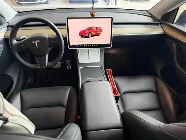 Tesla Model Y — Фото автомобиля 8