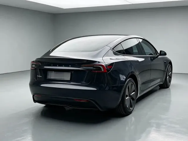 Tesla Model 3 — Фото автомобиля 9