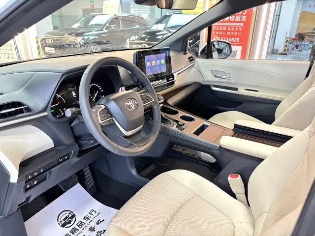 Toyota Sienna — Фото автомобиля 10