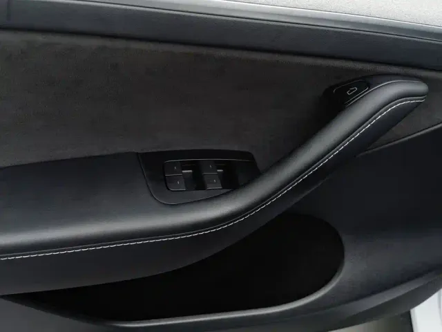Tesla Model Y — Фото автомобиля 9