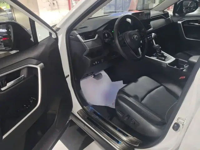 Toyota RAV4 — Фото автомобиля 15