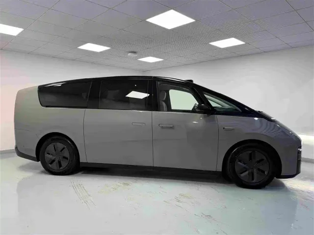 Li Auto MEGA — Фото автомобиля 3