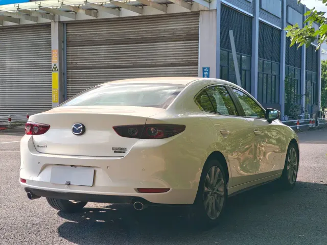 Mazda Axela — Фото автомобиля 4