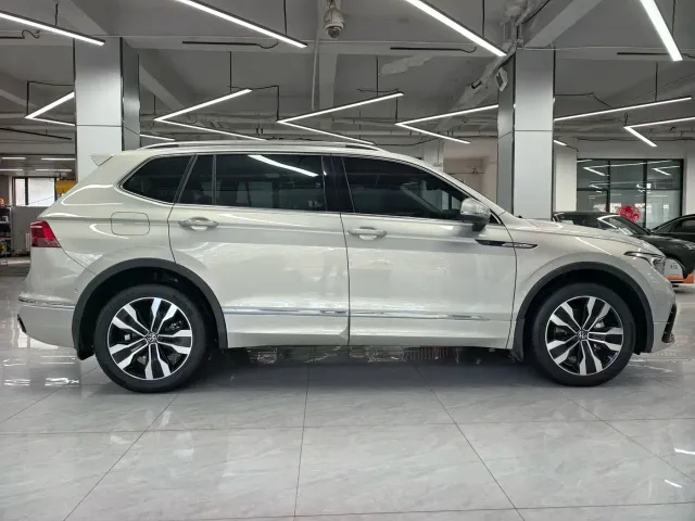 Volkswagen Tiguan L — Фото автомобиля 3