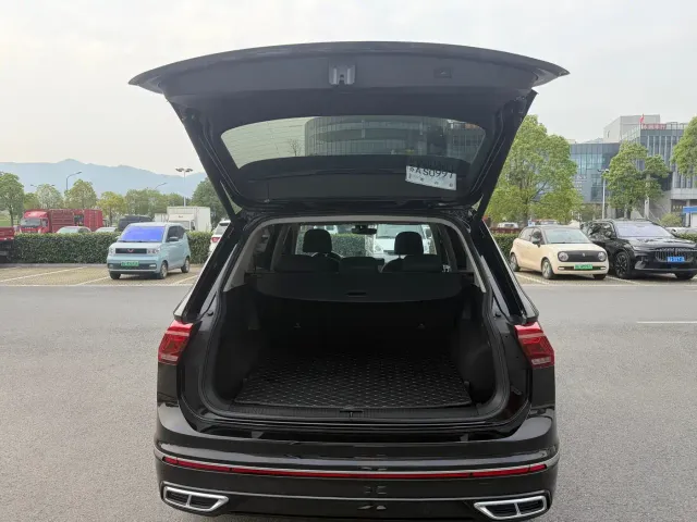 Volkswagen Tiguan L — Фото автомобиля 10