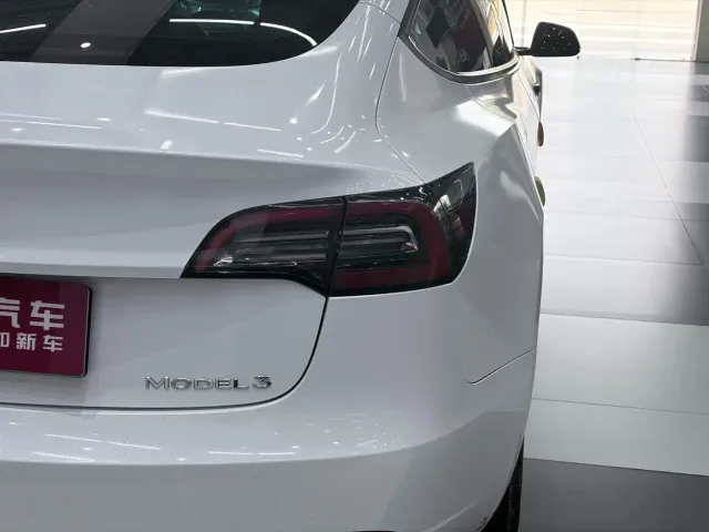 Tesla Model 3 — Фото автомобиля 8