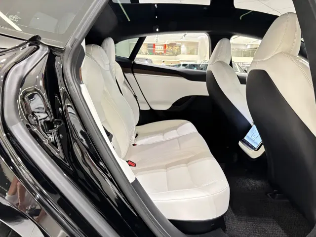 Tesla Model S — Фото автомобиля 21