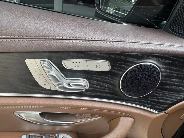 Mercedes-Benz E-Class — Фото автомобиля 11