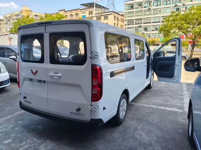 Wuling Yangguang L — Фото автомобиля 4