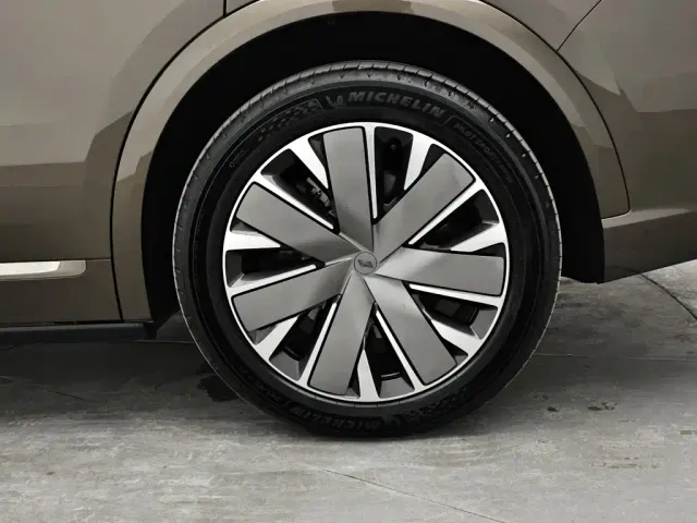 Li Auto Li Xiang L9 — Фото автомобиля 9