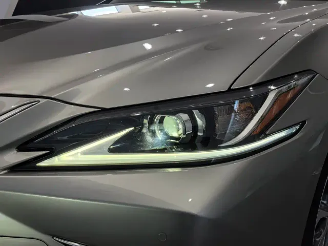 Lexus ES — Фото автомобиля 8