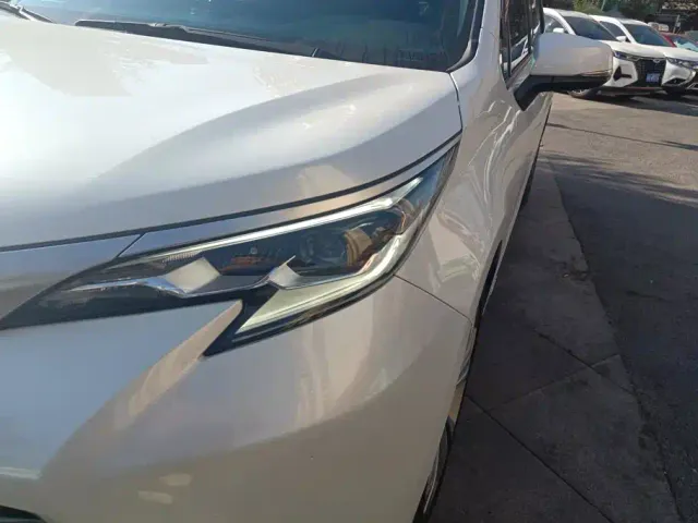 Toyota Sienna — Фото автомобиля 5