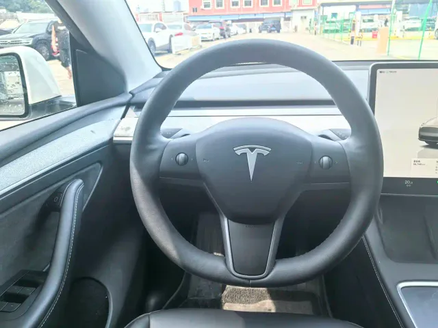 Tesla Model Y — Фото автомобиля 18