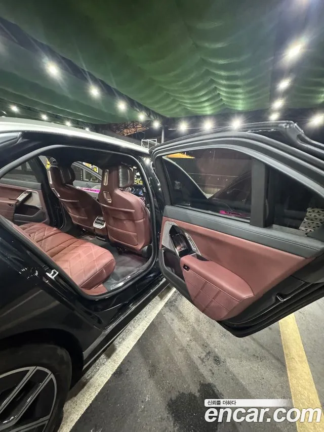 BMW 7 Series G70 — Фото автомобиля 12