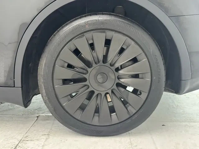 Tesla Model Y — Фото автомобиля 6
