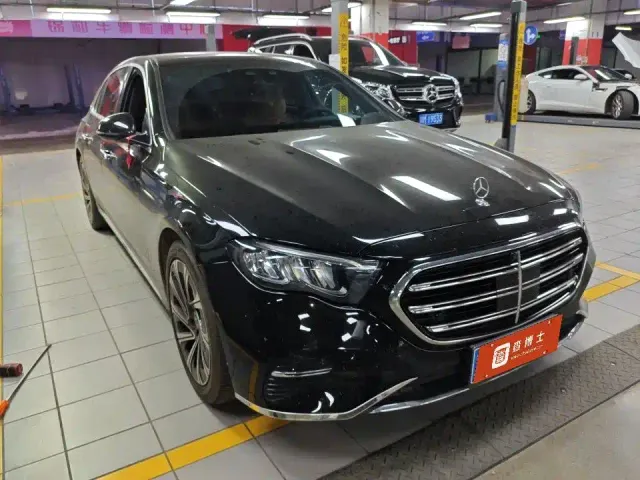 Mercedes-Benz E-Class — Фото автомобиля 3