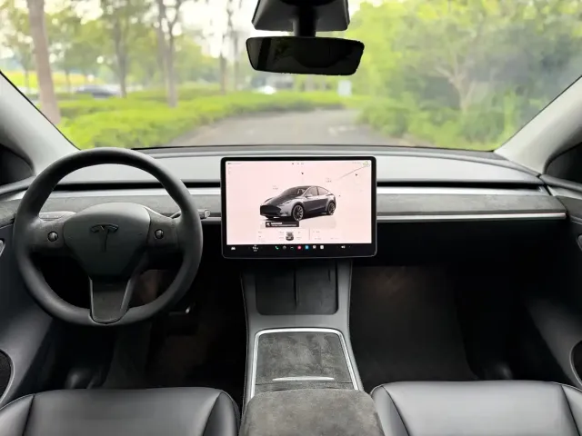 Tesla Model Y — Фото автомобиля 15