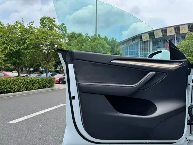 Tesla Model Y — Фото автомобиля 17