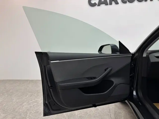 Tesla Model 3 — Фото автомобиля 15