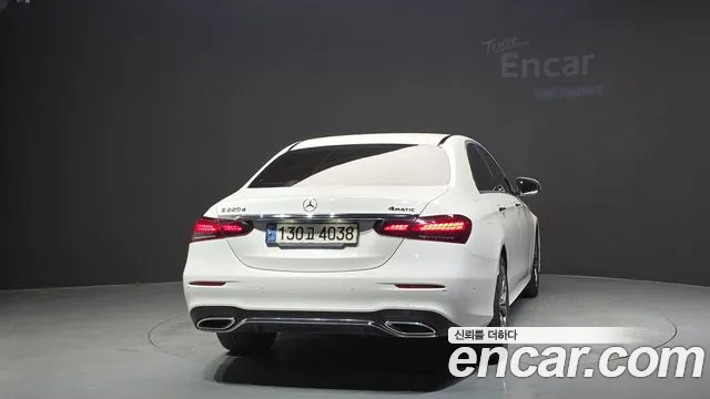 Mercedes-Benz E-Class — Фото автомобиля 3