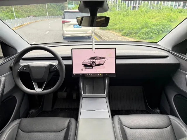 Tesla Model Y — Фото автомобиля 7