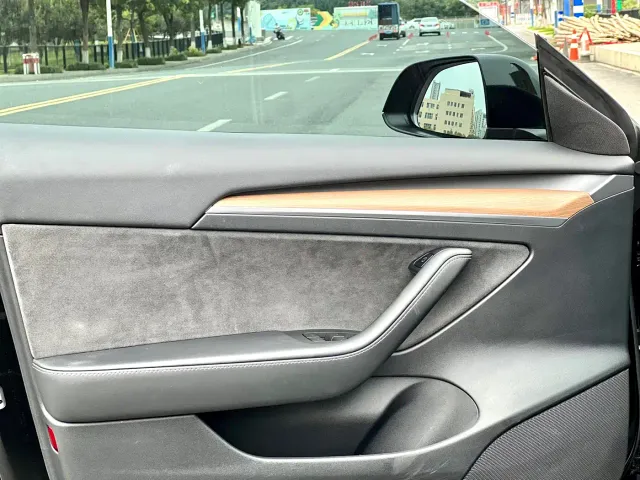 Tesla Model 3 — Фото автомобиля 9