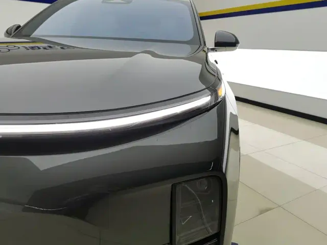 Li Auto L8 — Фото автомобиля 5