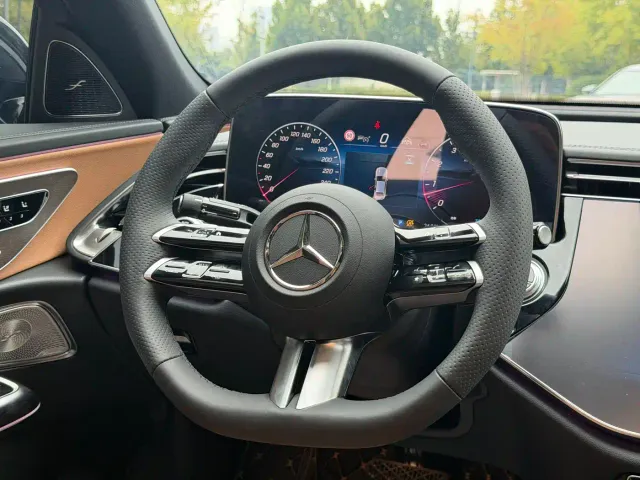 Mercedes-Benz E-Class — Фото автомобиля 12
