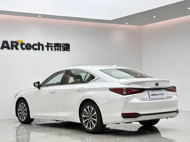 Lexus ES — Фото автомобиля 3