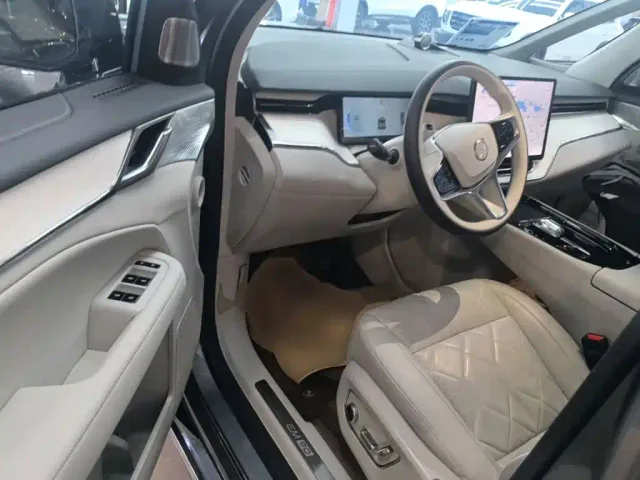 Volvo EM90 — Фото автомобиля 15