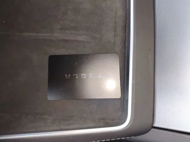 Tesla Model Y — Фото автомобиля 8
