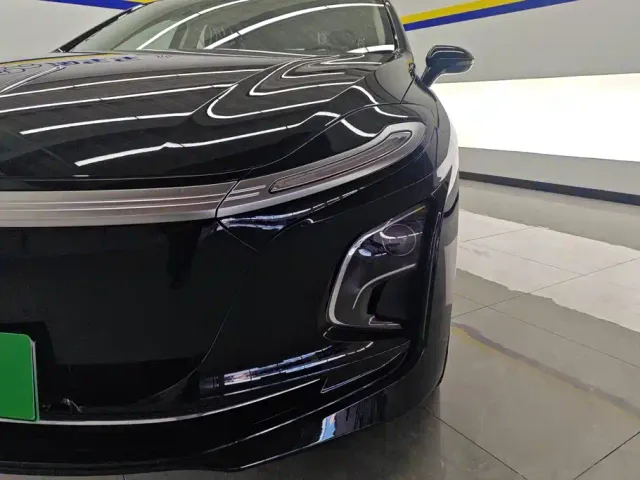 Hongqi E-QM5 — Фото автомобиля 5