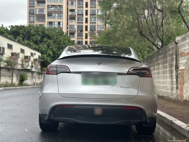 Tesla Model Y — Фото автомобиля 14