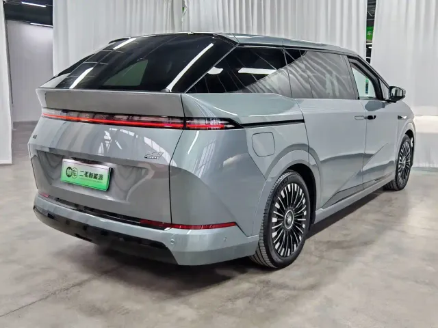 Xpeng X9 — Фото автомобиля 6
