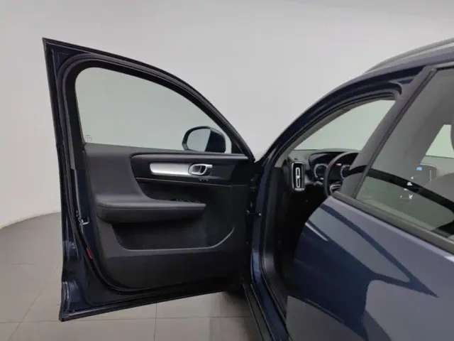 Volvo Volvo XC40 2022 Model T4 AWD Smart Drive Fashion Edition — Фото автомобиля 8