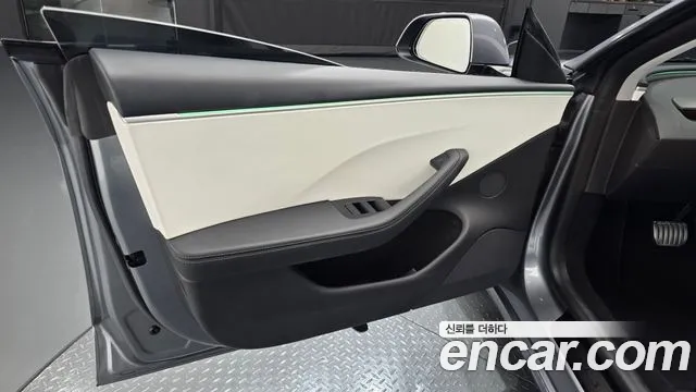 Tesla Model 3 — Фото автомобиля 12