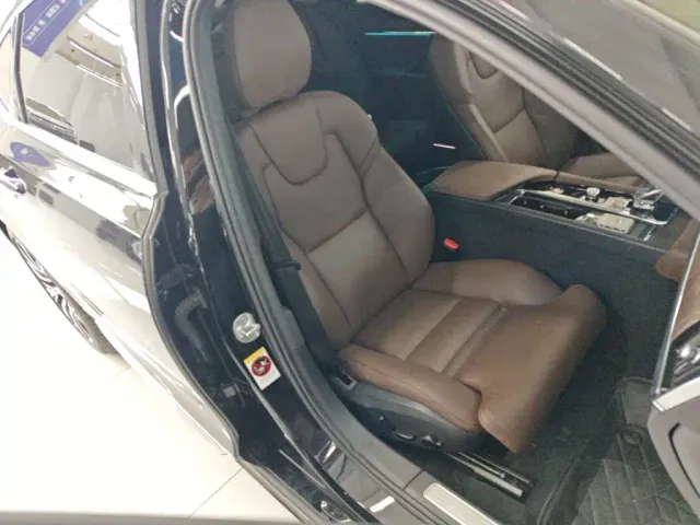 Volvo S90 — Фото автомобиля 24