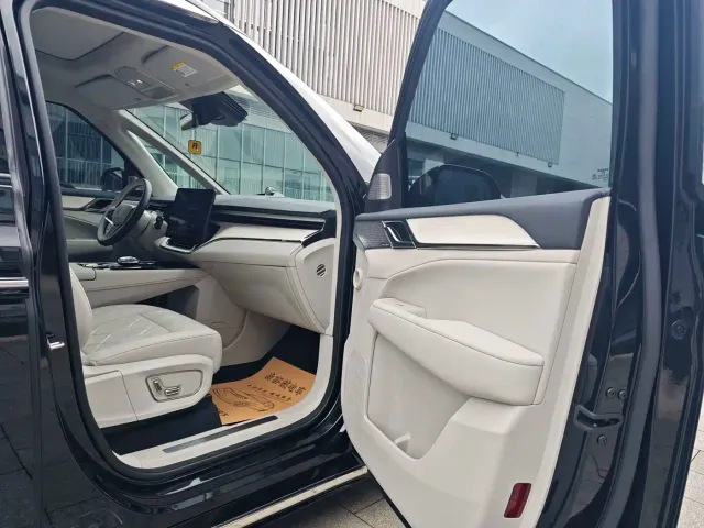 Volvo EM90 — Фото автомобиля 28